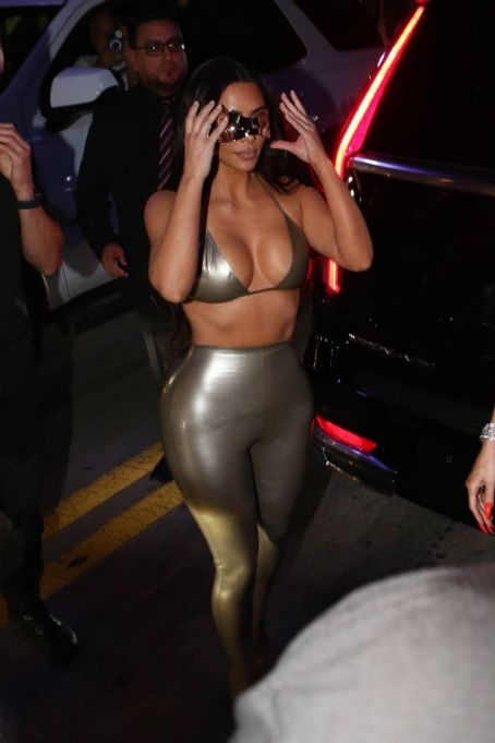 Kim Kardashian – With Khloe Kardashian leave the SKIMS pop-up shop