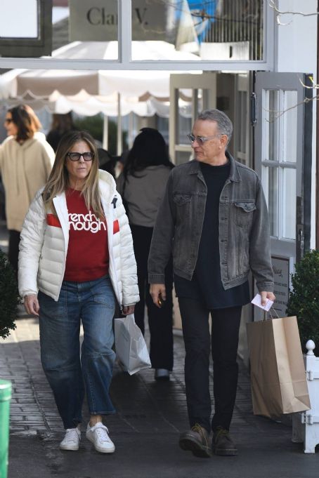 Rita Wilson – Shopping at Brentwood Country Mart