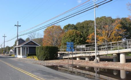 Pinelawn station