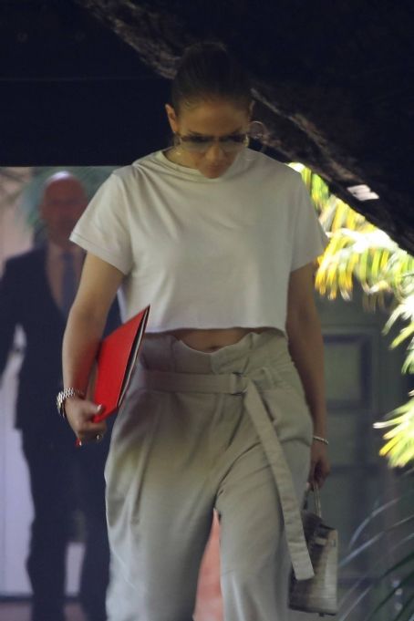 Jennifer Lopez – Ariiving at dance studio in Los Angeles