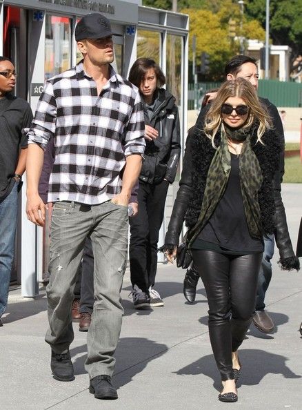 Fergie and Josh Duhamel enjoy breakfast at the Brentwood Country Mart