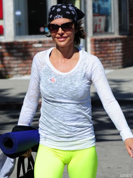 Lisa Rinna Leaves Yoga Class With Serious Camel Toe - FamousFix