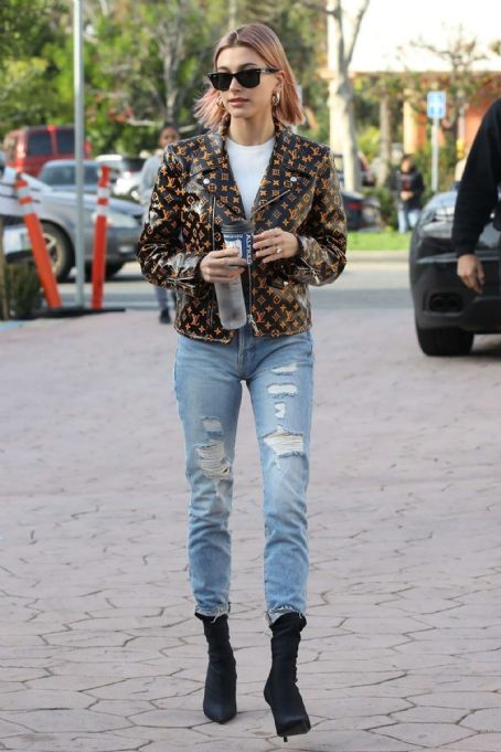 Hailey Baldwin at Alfred Coffee in Brentwood