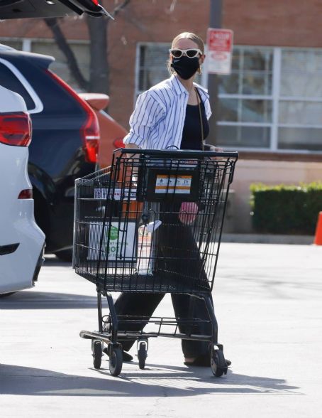 Ashlee Simpson – Shopping candids at a local grocery store in Los