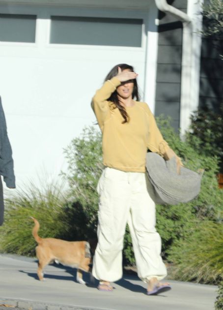 Minka Kelly – Picking up her dog from a friend’s home in Los Angeles