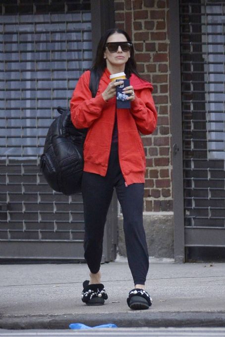 Hilaria Baldwin – Out for a coffee run in New York