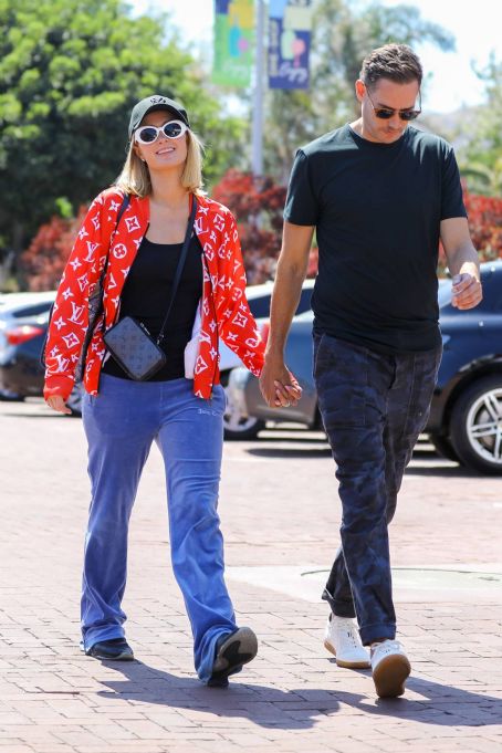 Paris Hilton – wears patriotic colors while out shopping in Malibu