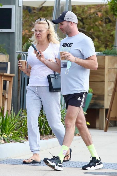 Pamela Anderson – Steps out makeup-free in Malibu