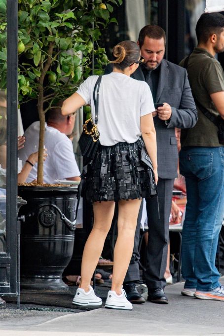 Jessica Biel – Seen after having lunch at Café de l’Esplanade in Paris