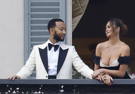 Chrissy Teigen – Pictured on the balcony of Villa Passalacqua in Como