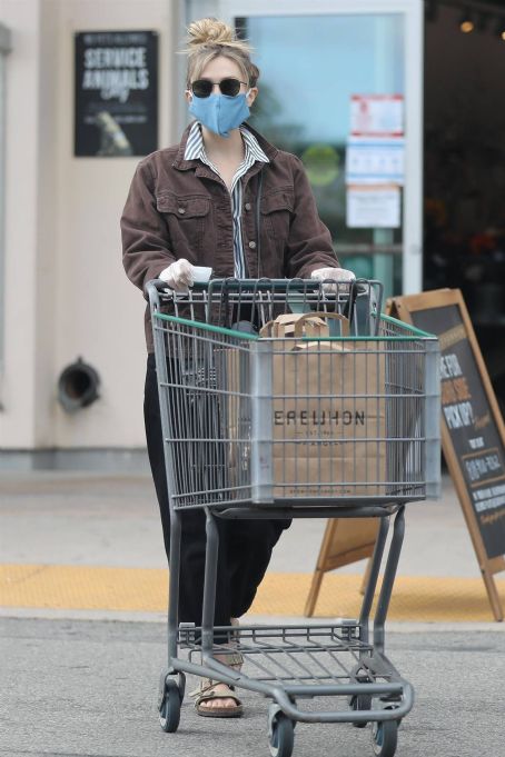 Elizabeth Olsen and Robbie Arnett – Grocery shopping at Erewhon organic
