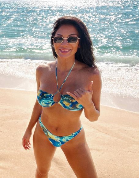 Nicole Scherzinger – In a bikini on the beach in Hawaii