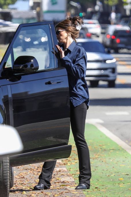 Katherine Schwarzenegger – Getting into her Range Rover in Santa Monica ...