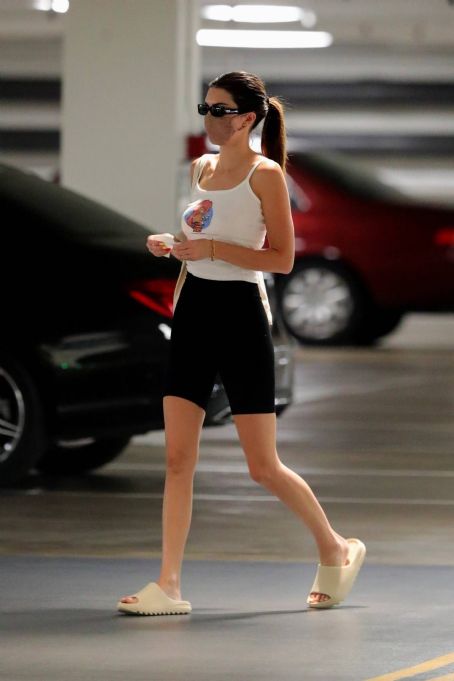 Kendall Jenner – In casual fashion in Los Angeles