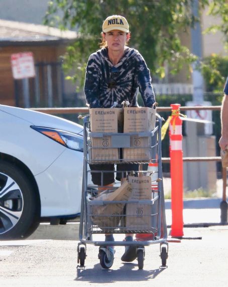 Juliette Lewis – Shopping for groceries at Erewhon Market in Los Angeles