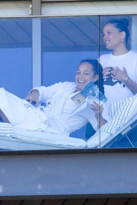Alicia Keys – Arrive in Rio