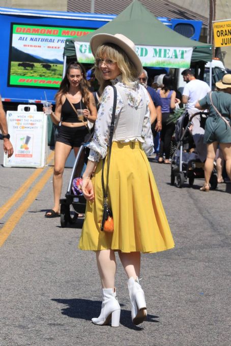 Lindsey Stirling – Spotted at the farmers market in Los Angeles