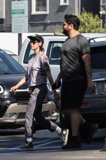 Kristen Stewart – Wearing a tie dye tee with Converse sneakers while