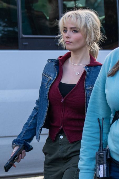 Millie Gibson – With Jonah Hauer-King on set of Doctor Who in Cliff Hill, Penarth, Wales